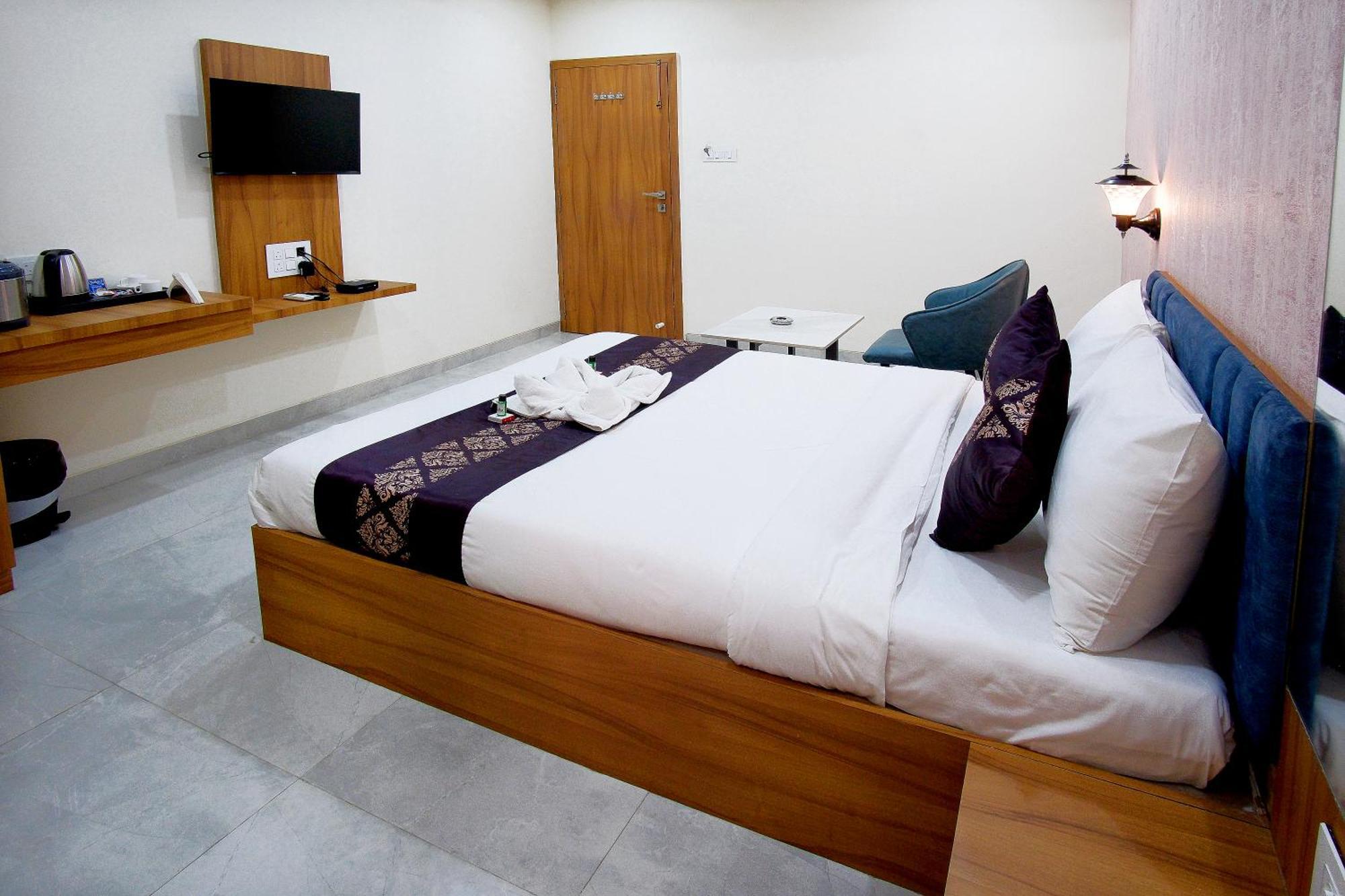 Hotel The Marion Nashik Buitenkant foto