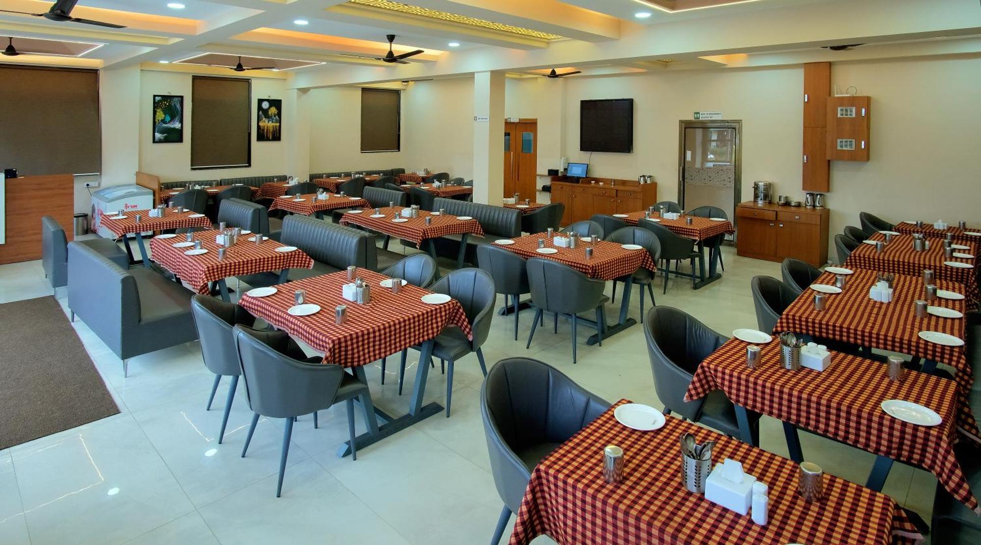 Hotel The Marion Nashik Buitenkant foto
